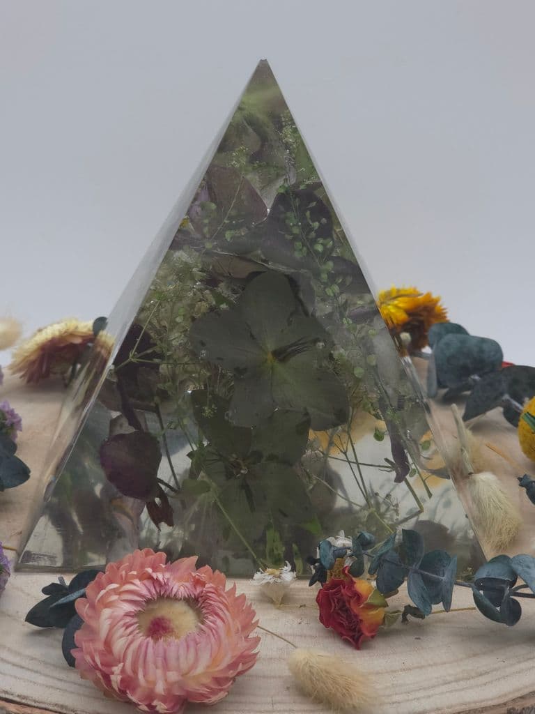 Pyramid flower preservation for spring flowers