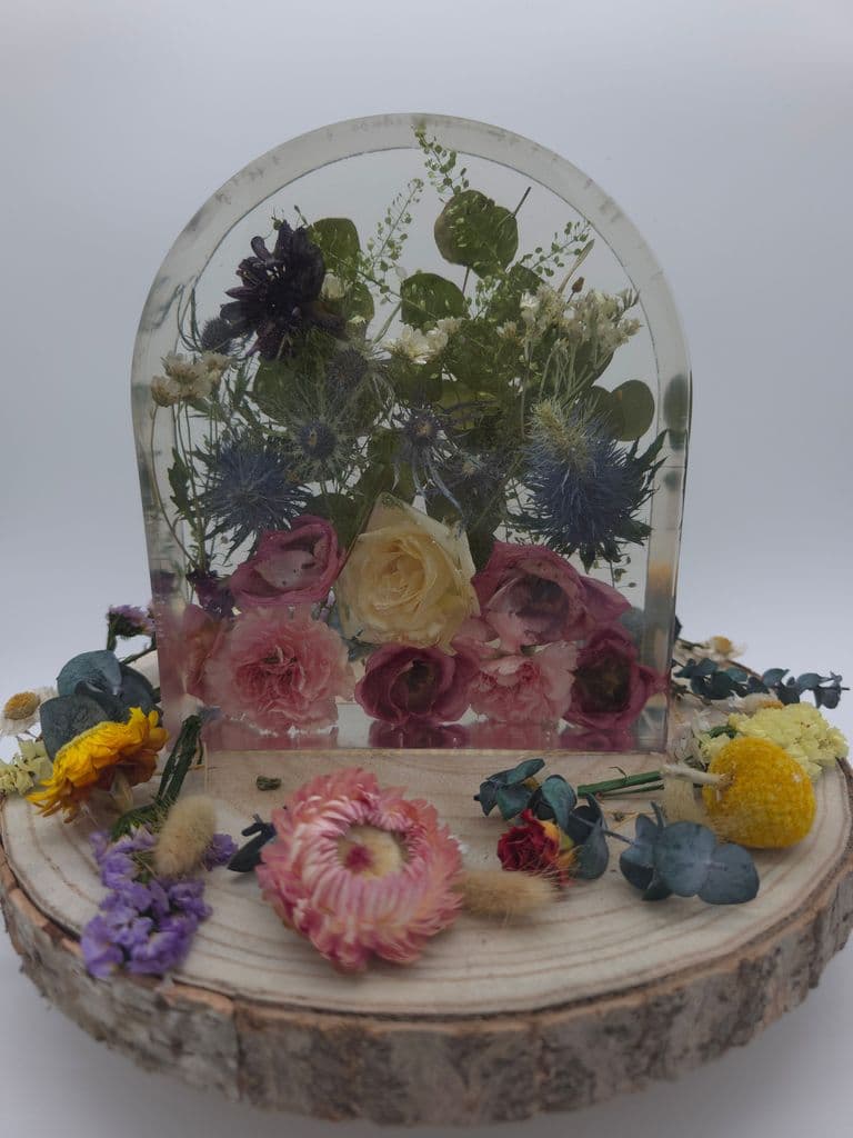 Medium arch, fits multiple larger and smaller flowers and inclusions for weddings, remembrance, special occasions, anniversaries